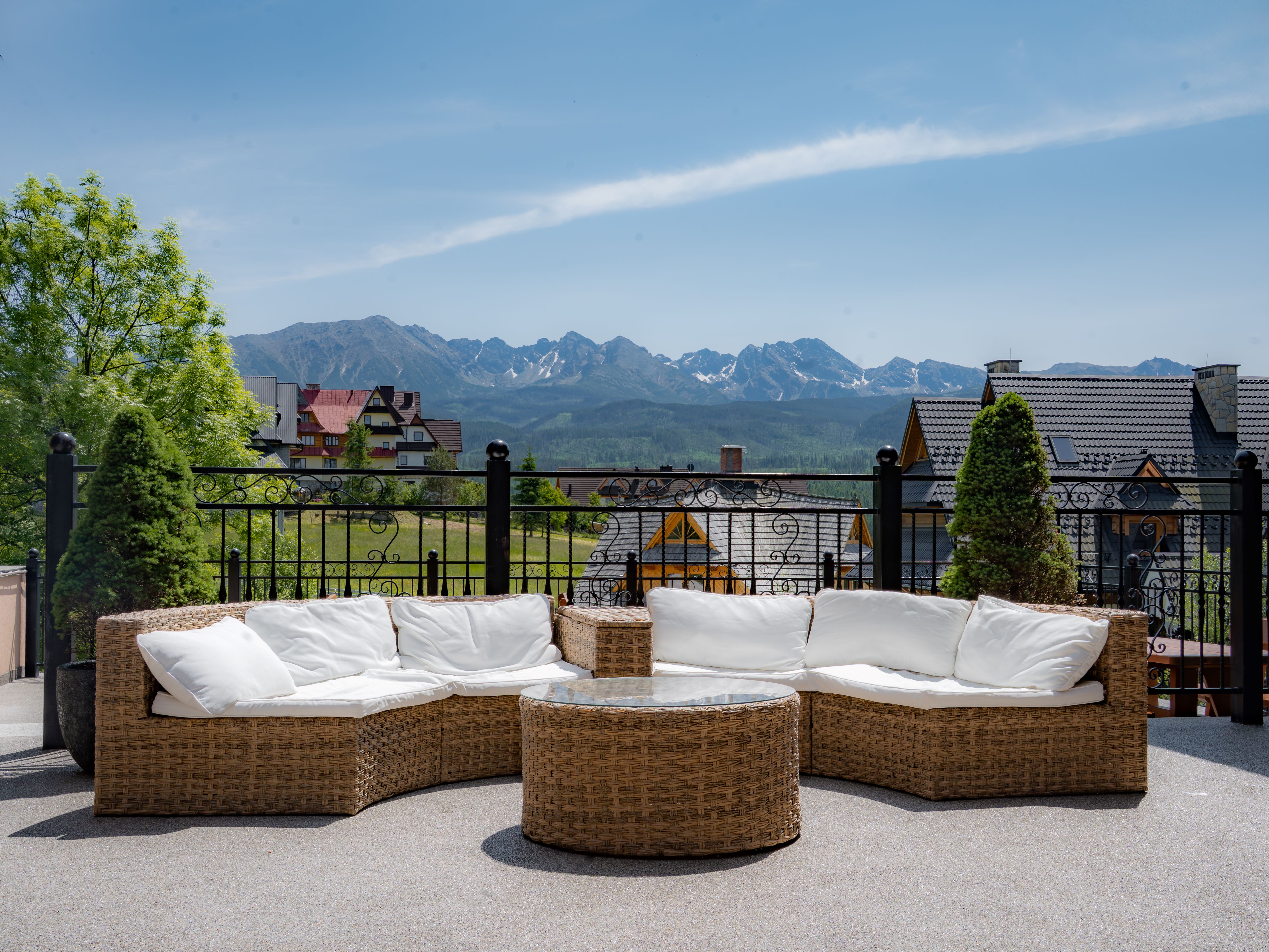 Taras U Tośki 3 z rattanowymi meblami i widokiem na panoramę Tatr